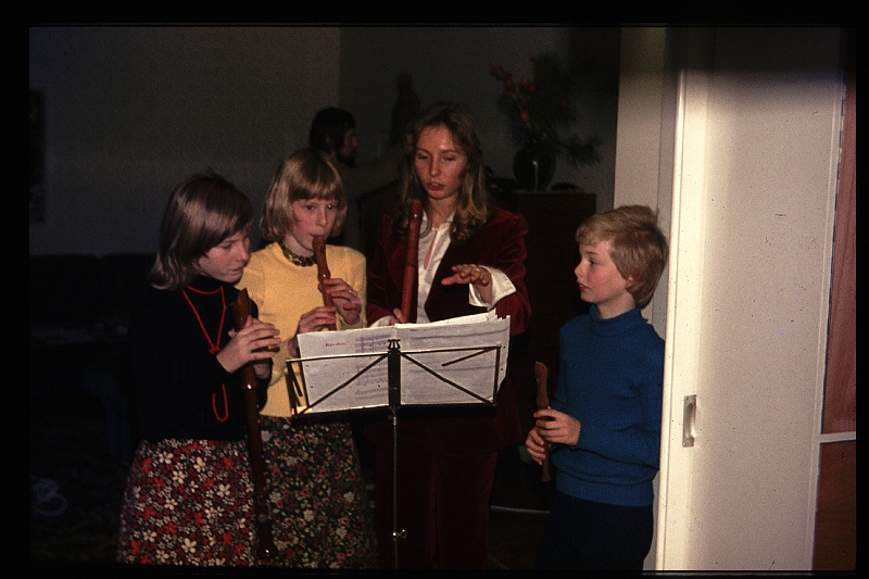 31.Regensburg dec 1974 Petra,Brigitte,Marion,Peter.JPG